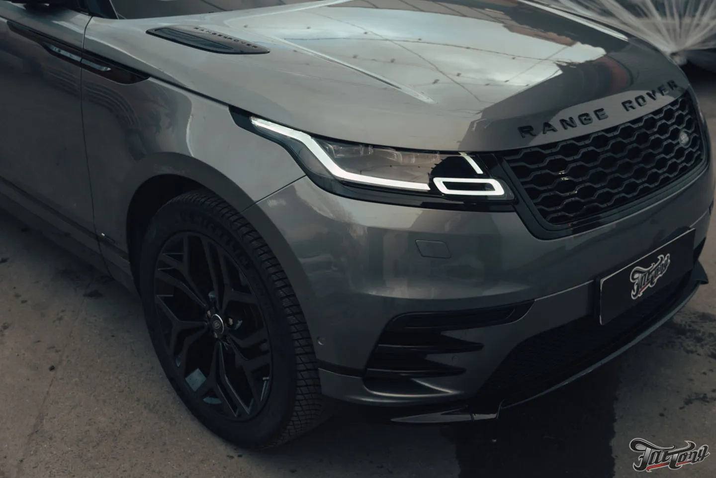 Окрас дисков, суппортов и насадок выхлопа на Range Rover Velar